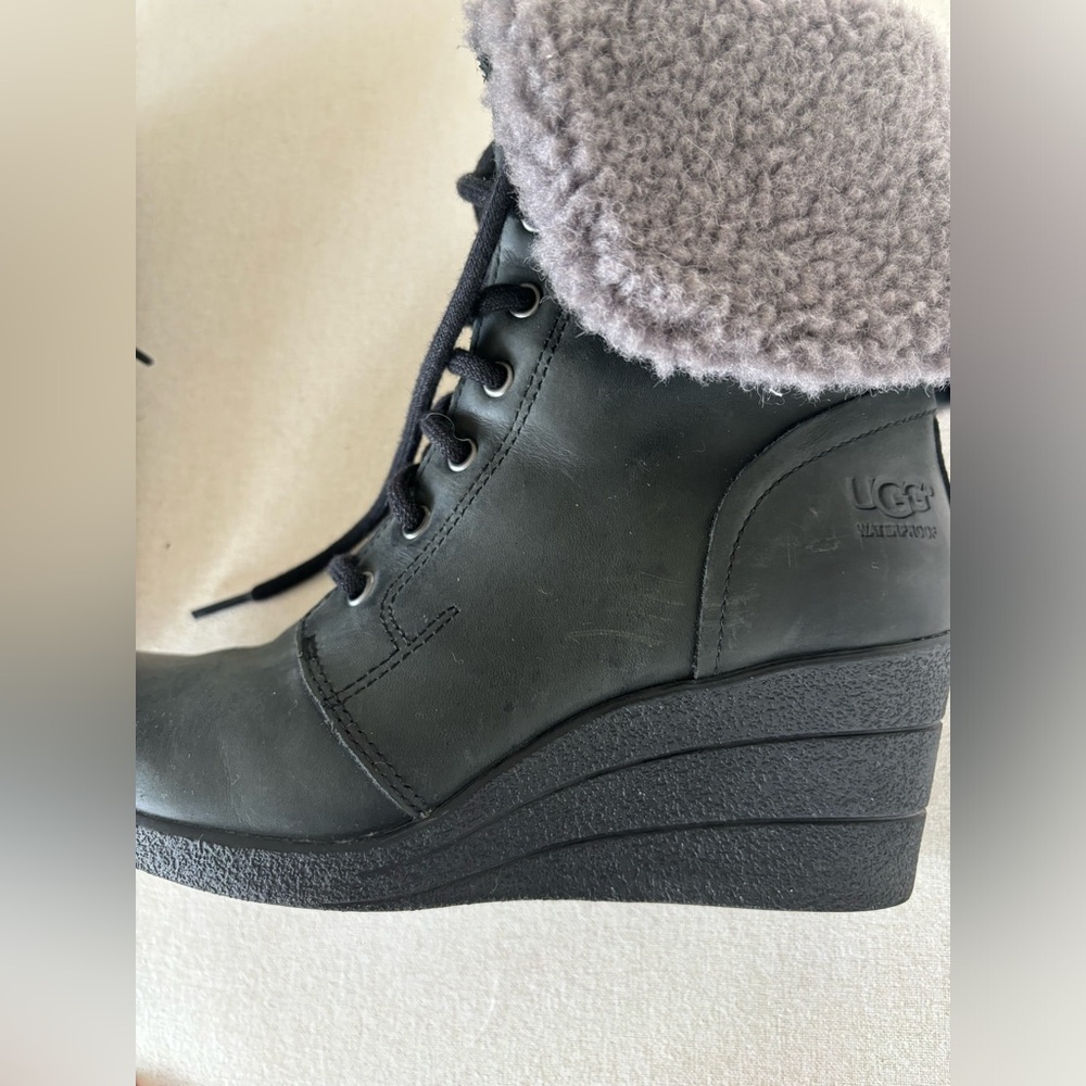 UGG waterproof leather shearling boots black 7 EUC - Picture 5 of 9